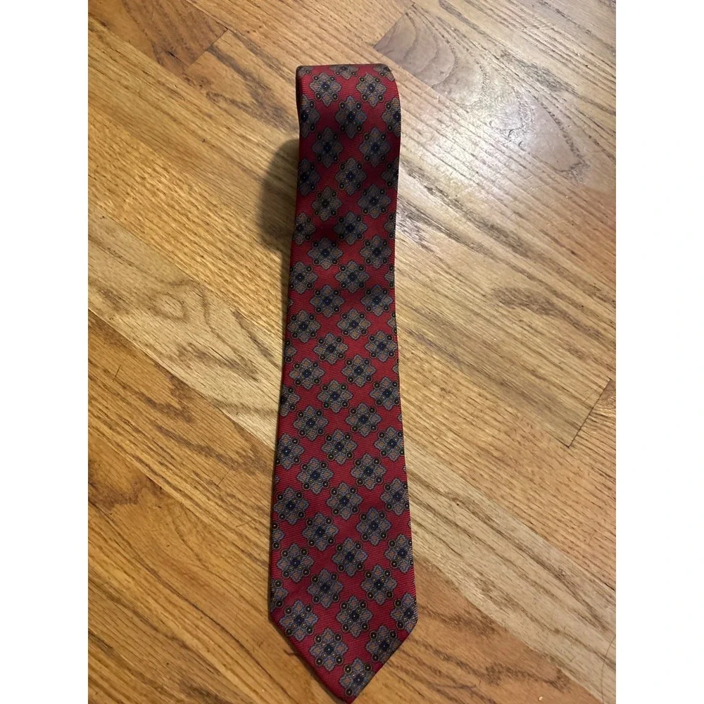 Brooks Brothers Necktie Mens OS Red Excellent Silk Geometric Medallion USA Made